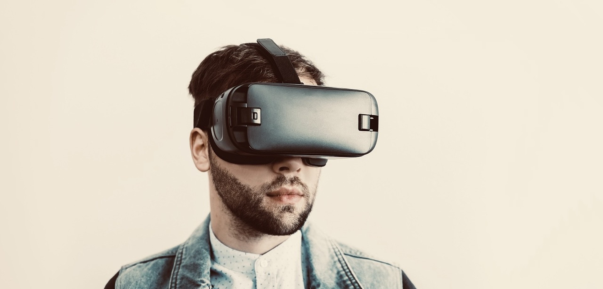 Ein Mann trägt eine VR-Brille