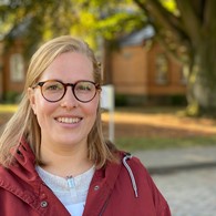Janine Engelke lächelt freundlich in die Kamera